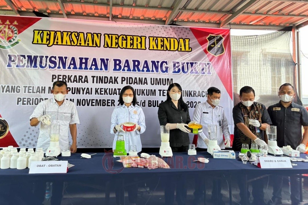 Pemusnahan barang bukti kasus tindak pidana umum yang telah mendapat putusan Pengadilan Negeri Kendal di halaman kantor Kejaksaan Negeri Kendal. Foto: Yoedhi/Lingkar.co