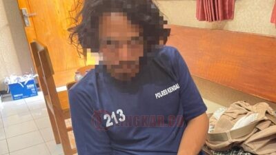 Pelaku penusukan di pinggir jalan depan SD Negeri 1 Penaruban, Dukuh Pagersari, Desa Penaruban, Weleri saat diinterogasi polisi. Foto: dokumentasi