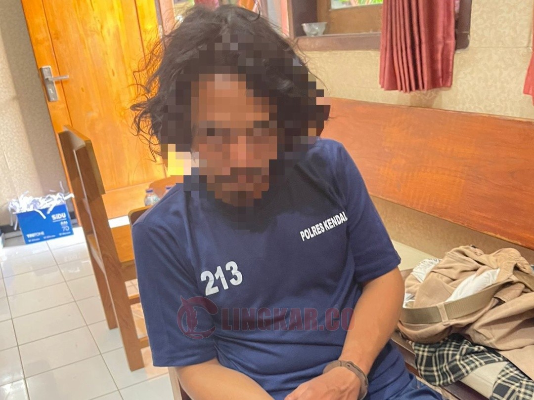 Pelaku penusukan di pinggir jalan depan SD Negeri 1 Penaruban, Dukuh Pagersari, Desa Penaruban, Weleri saat diinterogasi polisi. Foto: dokumentasi