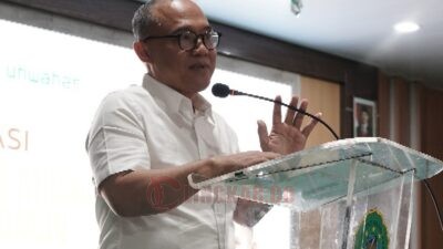 Staf Ahli Bidang Transportasi Digital Kementerian Perlindungan Pekerja Migran Indonesia (P2MI), Prof Dr Moch Chotib S.Ag, MM saat memberikan sambutan dalam acara sosialisasi peluang kerja migran dan migrasi aman di Aula Unwahas Kampus Gunungpati, Rabu (30/7/2025).