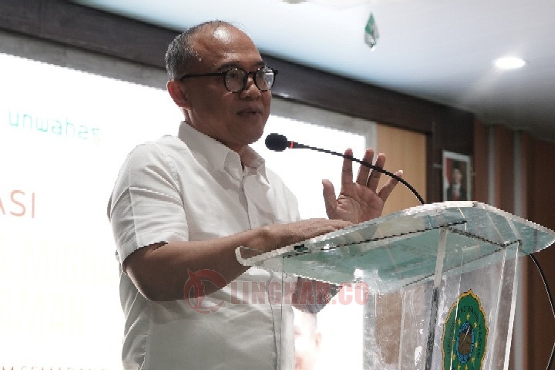 Staf Ahli Bidang Tranformasi Digital Kementerian Perlindungan Pekerja Migran Indonesia (P2MI), Prof Dr Moch Chotib S.Ag, MM saat memberikan sambutan dalam acara sosialisasi peluang kerja migran dan migrasi aman di Aula Unwahas Kampus Gunungpati, Rabu (30/7/2025).