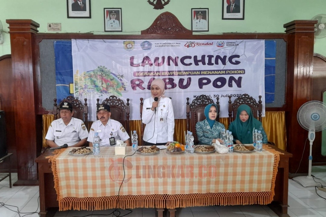 Bupati Kendal Dyah Kartika Permana Sari saat menghadiri peluncuran program Rabu Pon di Kelurahan Karangsari, Kendal,