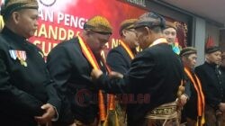 Muhammad Tommy Fadlurohman SH MH saat dikukuhkan sebagai pengurus Paguyuban Kusuma Handrawina Nusantara Kabupaten Kendal di Ruang Paripurna DPRD Kendal, Kamis (31/7/2025). Foto: Yoedhi/Lingkar.co