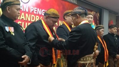 Muhammad Tommy Fadlurohman SH MH saat dikukuhkan sebagai pengurus Paguyuban Kusuma Handrawina Nusantara Kabupaten Kendal di Ruang Paripurna DPRD Kendal, Kamis (31/7/2025). Foto: Yoedhi/Lingkar.co