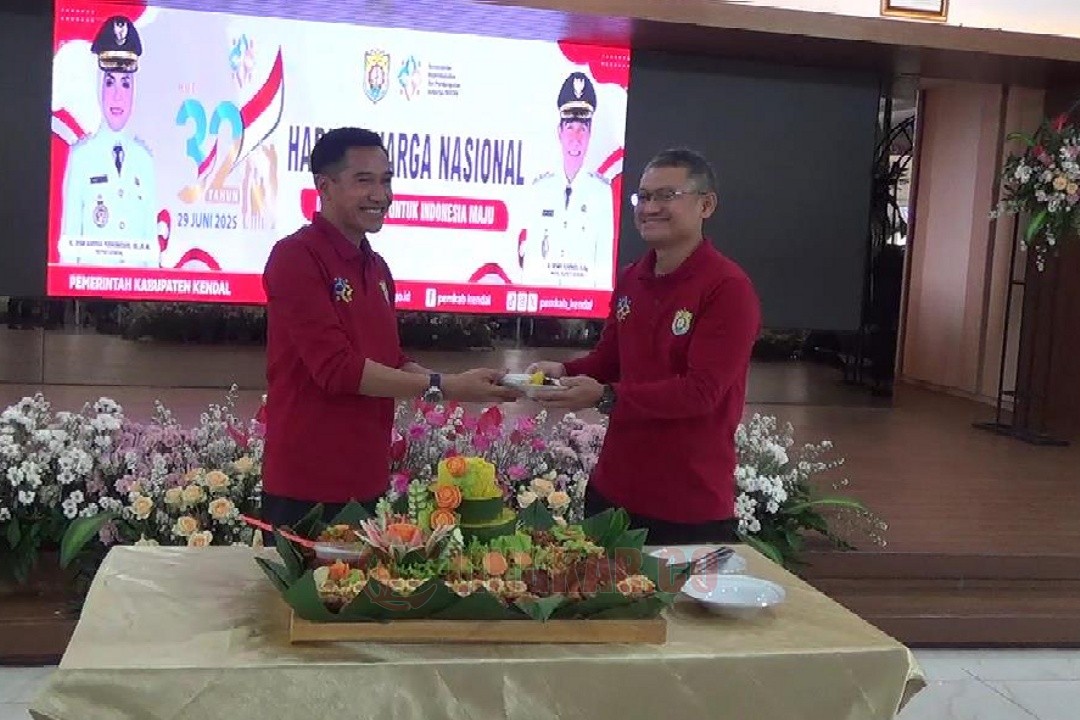 Wakil Bupati Kendal menyerahkan potongan tumpeng kepada Kepala DP2KB2PA Kabupaten Kendal, Albertus Hendri Setiyawan dalam peringatan Hari Keluarga Nasional 2025 di pendopo Tumenggung Bahurekso Kabupaten Kendal. Foto: Yoedhi/Lingkar.co