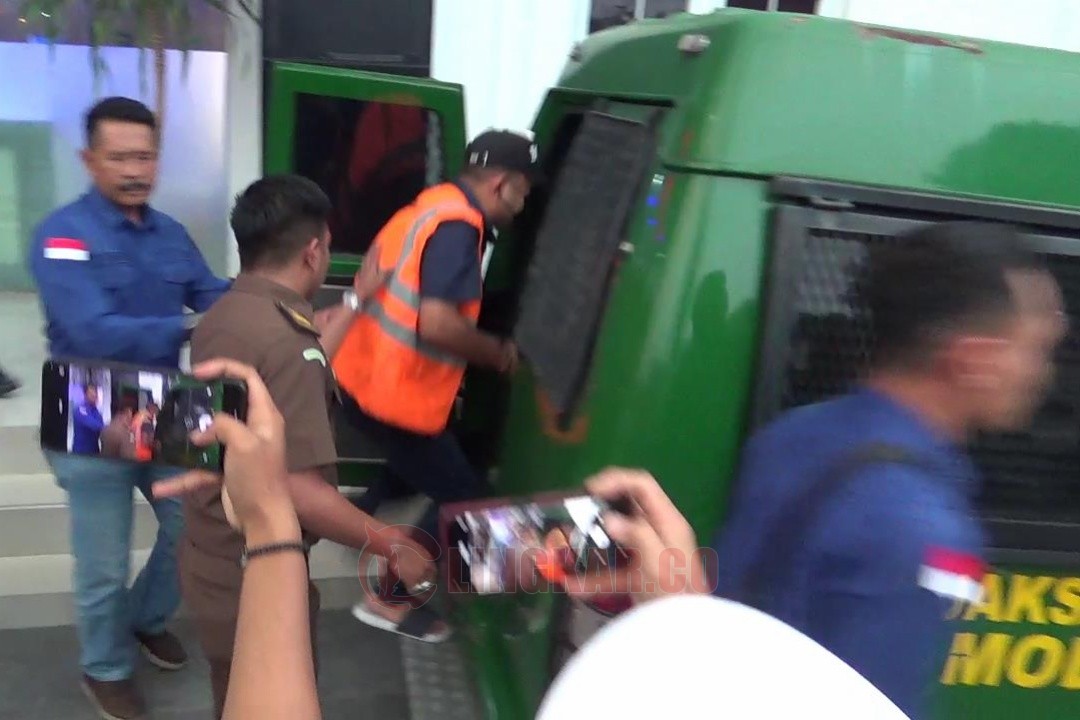 Tersangka korupsi dana desa Kertosari Kendal saat digelandang petugas Kejari Kendal menuju mobil. Foto: Yoedhi/Lingkar.co