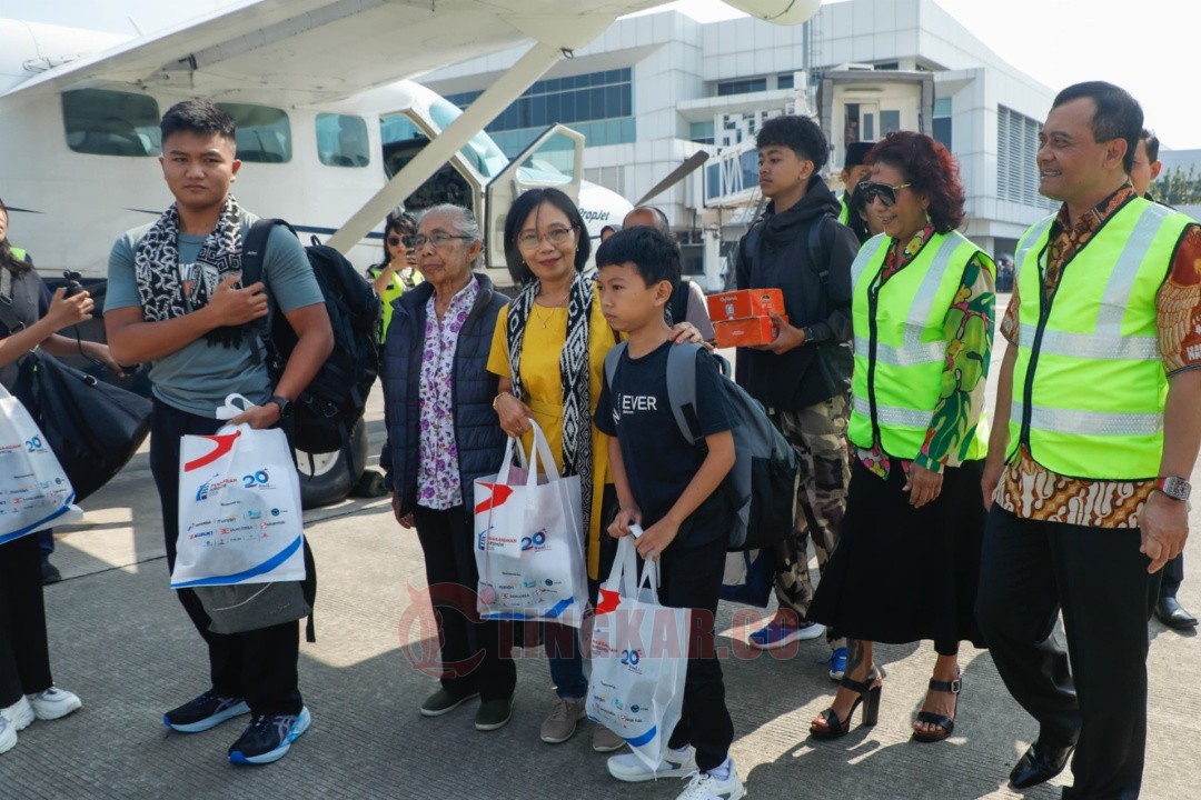 Gubernur Jawa Tengah Ahmad Luthfi dan pendiri Susi Air, Susi Pudjiastuti bersama penumpang penerbangan perdana Semarang-Karimunjawa di bandara internasional Ahmad Yani Semarang. Foto: dokumentasi