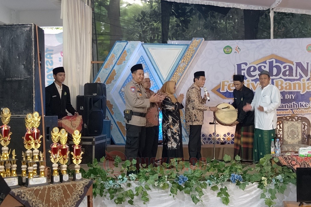Kasie Trantibum Kecamatan Gunungpati Soegiharto saat memukul gong sebagai tanda Festival Banjari Durrotu Aswaja se-Jateng dan DIY secara resmi dimulai. Foto: Rifqi/Lingkar.co