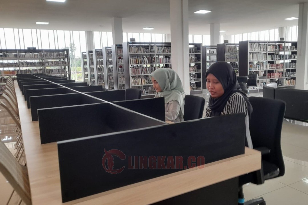 Ruang baca Perpustakaan Daerah Kendal di lt. 2. Foto: Yoedhi/Lingkar.co