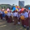 Hari Pertama Sekolah, Siswa SDN 4 Kutoharjo Terbangkan Balon di Alun-Alun Rembang