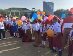 Hari Pertama Sekolah, Siswa SDN 4 Kutoharjo Terbangkan Balon di Alun-Alun Rembang