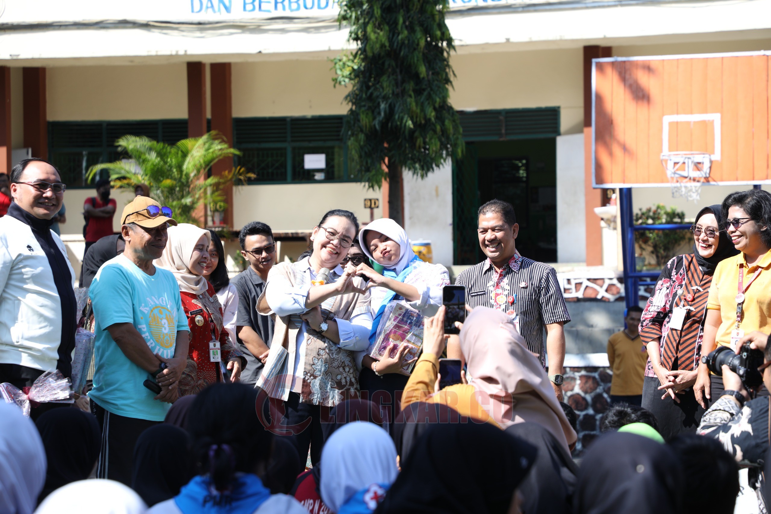 Wali Kota Semarang, Agustina Wilujeng Pramestuti saat menghadiri launching Program Cek Kesehatan Gratis (CKG) di SMP Negeri 26 Semarang. (dok Pemkot Semarang)