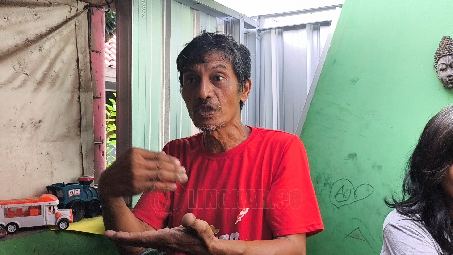 Akses jalan ditutup, keluarga Juladi Boga Siagian harus lewati sungai untuk keluar rumah. (dok Alan Henry)