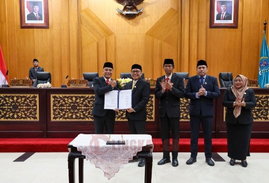 Wali Kota Surabaya Eri Cahyadi saat Rapat Paripurna bersama DPRD Surabaya. Foto: Istimewa