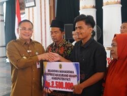 Serahkan Beasiswa Mahasiswa Kurang Mampu, Bupati Pati Tekankan Pentingnya Pendidikan