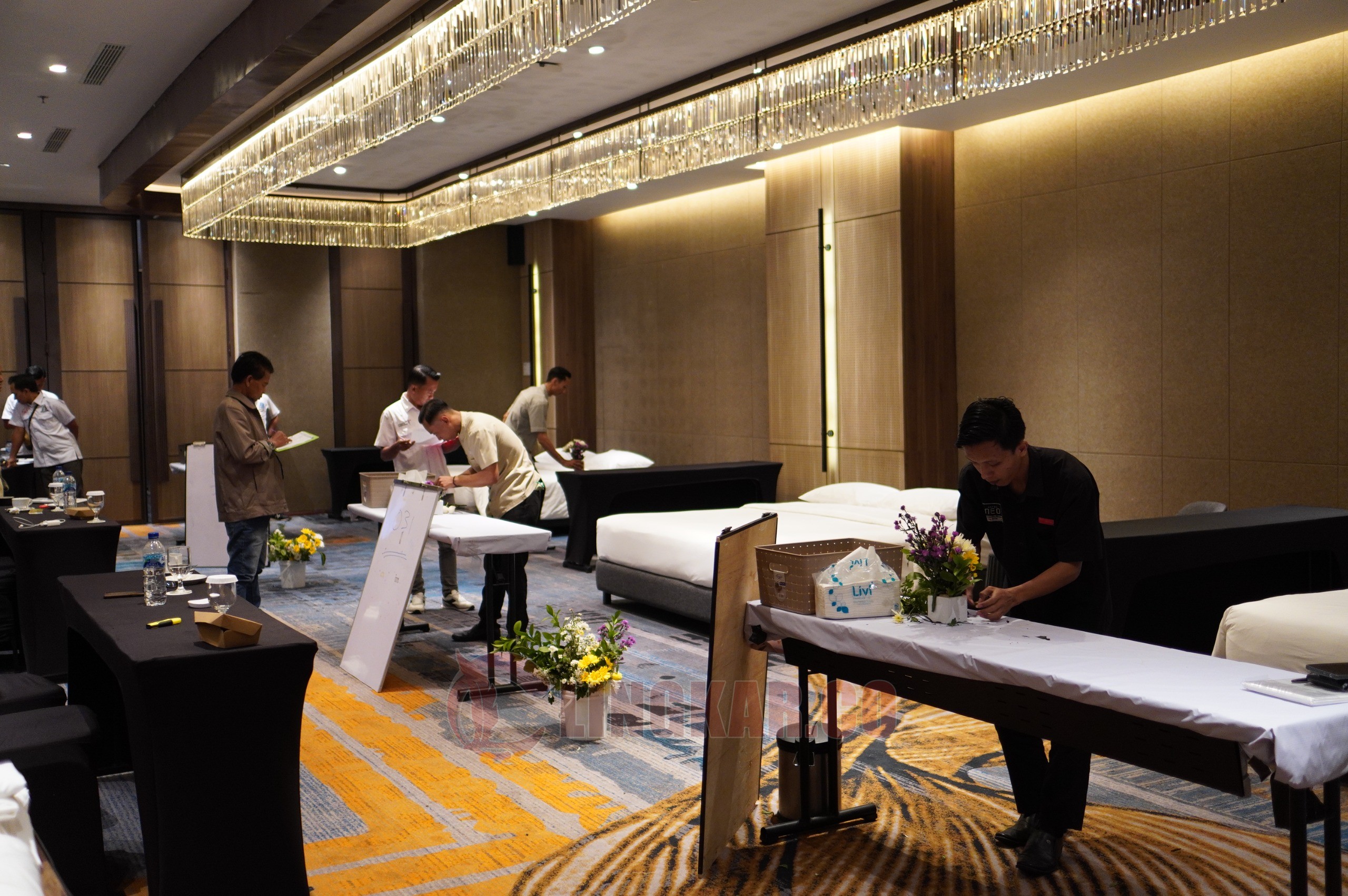 Suasana kompetisi Making Bed di Hotel Aruss Semarang. (dok Hotel Aruss Semarang)