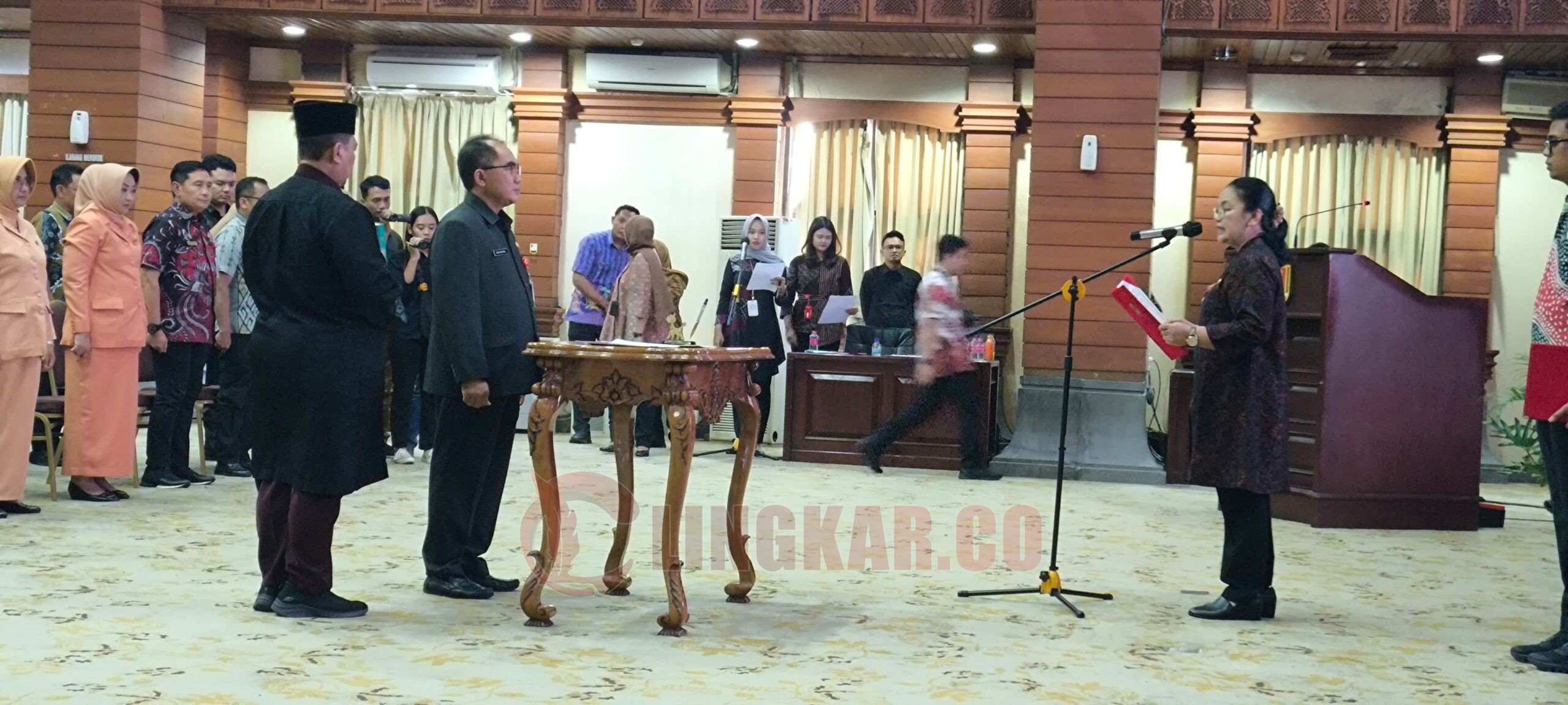Wali Kota Semarang, Agustina Wilujeng Pramestuti resmi melantik Budi Prakosa menjadi Penjabat Sekretaris Daerah (Pj Sekda) Kota Semarang. (dok Alan Henry)