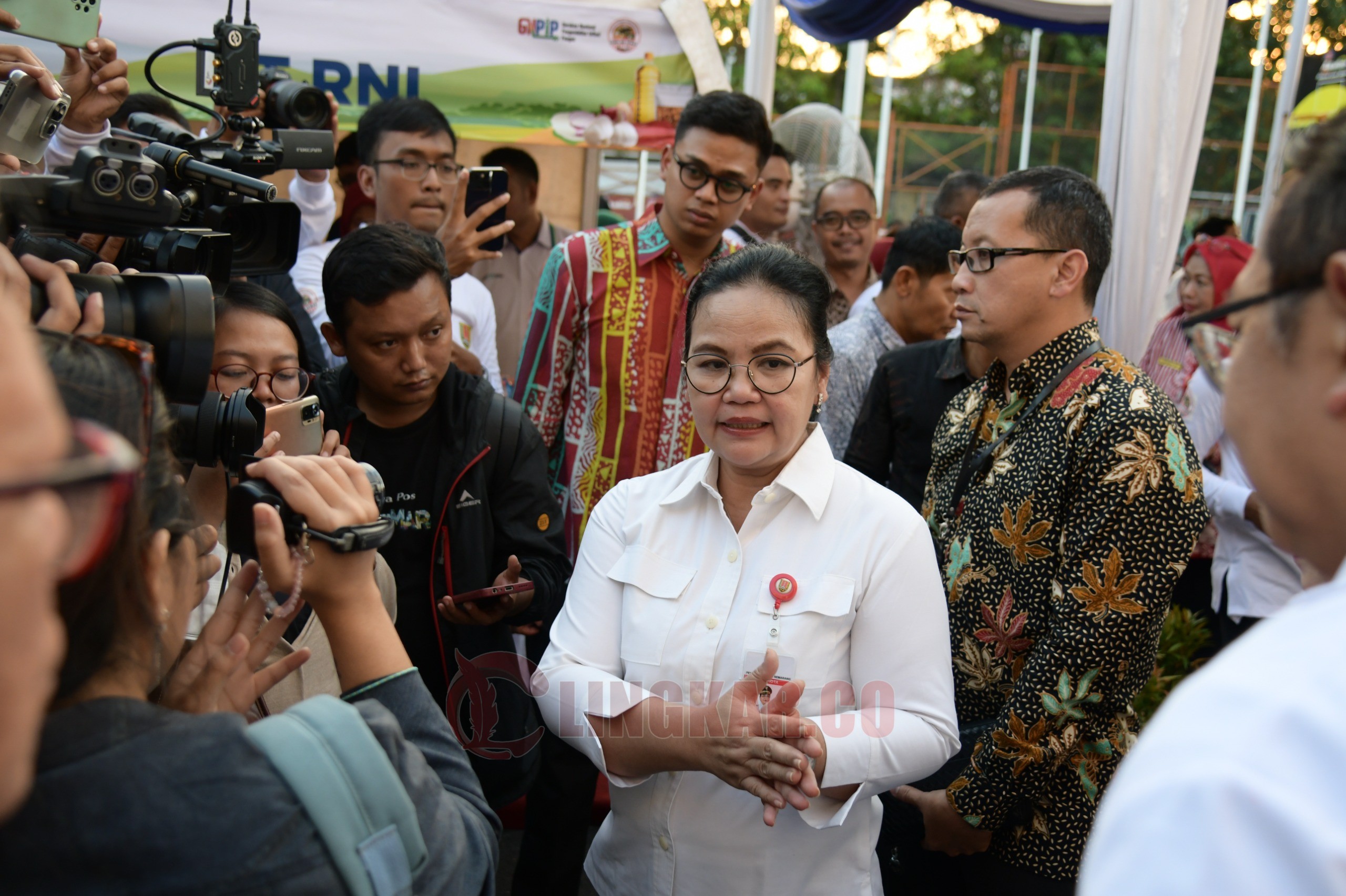 Wali Kota Semarang, Agustina Wilujeng Pramestuti saat menyambangi rumah duka, korban kecelakaan Feeder Trans Semarang. (dok Pemkot Semarang)