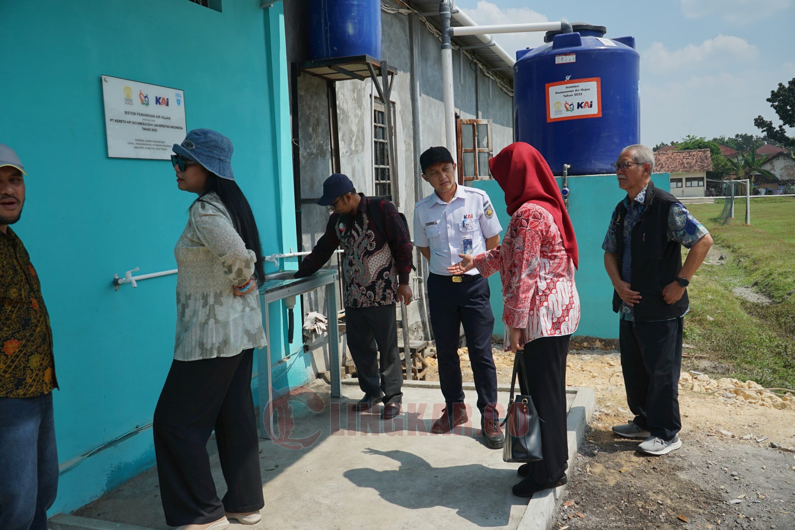KAI bersama UI berikan bantuan teknologi air bersih berbasis pemanfaatan air hujan bagi masyarakat Desa Keradenan dan Toroh, Grobogan, Jawa Tengah. (dok KAI Daop 4 Semarang)
