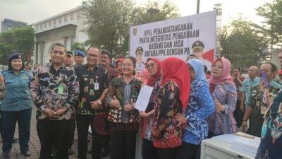 Penandatanganan pakta integritas oleh para Pejabat Pembuat Komitmen (PPKom) dan Pengguna Anggaran (PA) di lingkungan Pemerintah Kota Semarang. (dok Pemkot Semarang)