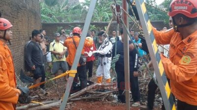 Tim Basarnas Semarang evakuasi korban yang jatuh ke dalam sumur. (dok Basarnas Semarang)