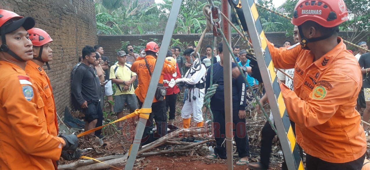 Tim Basarnas Semarang evakuasi korban yang jatuh ke dalam sumur. (dok Basarnas Semarang)