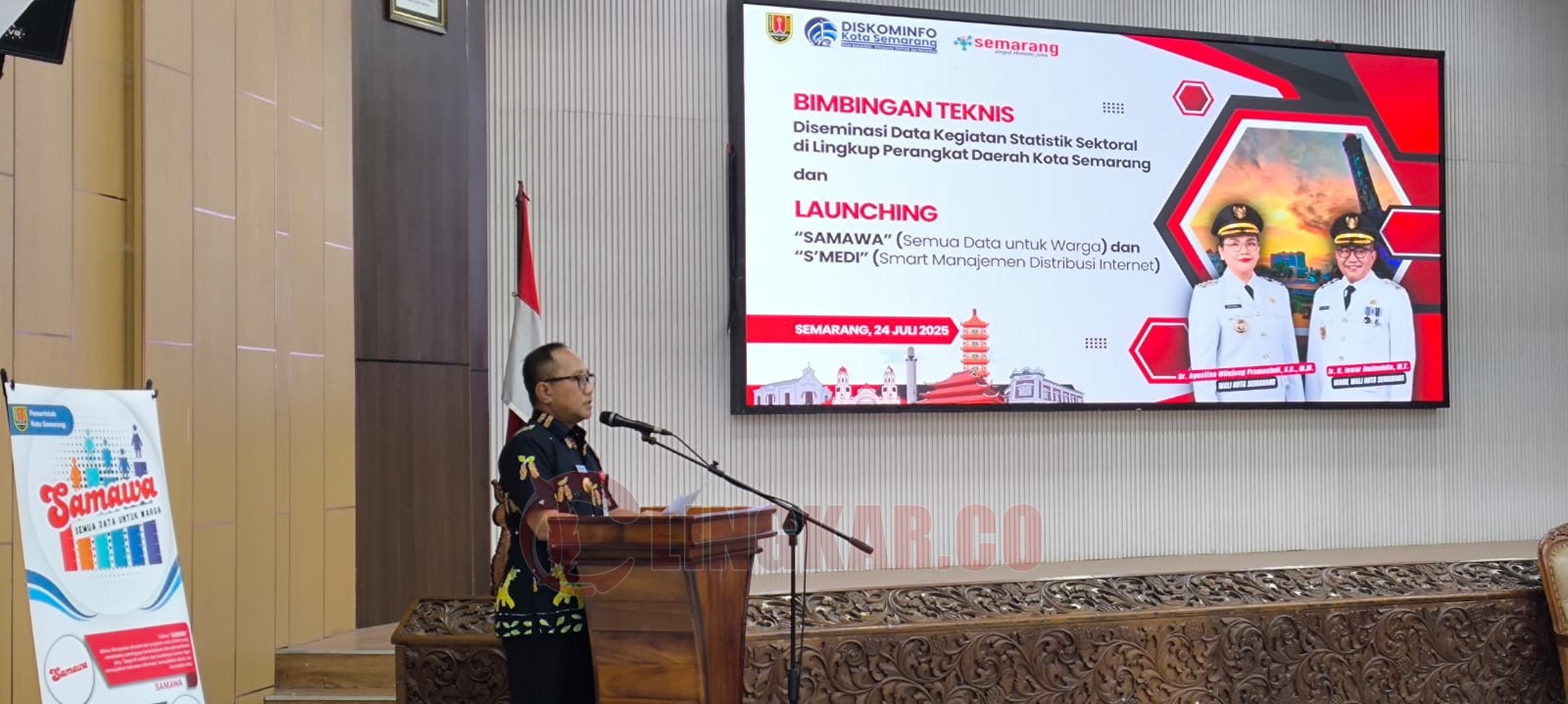 Wakil Wali Kota Semarang, Iswar Aminuddin saat menghadiri launching S'MEDI (Smart Manajemen Distribusi Internet) dan SAMAWA (Semua Data untuk Warga) di aula Balaikota Semarang. (dok Alan Henry)