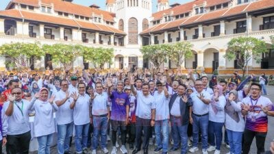 Pelepasan peserta Jasirah Race oleh Gubernur Jateng, Ahmad Lutfi, Komisaris KAI Kanjeng Gusti Pangeran Adipati Arya (KGPAA) Mangkunegara X, dan Kepala Perwakilan BI Prov Jateng Rahmad Dwisaputra. (dok Pemprov Jateng)