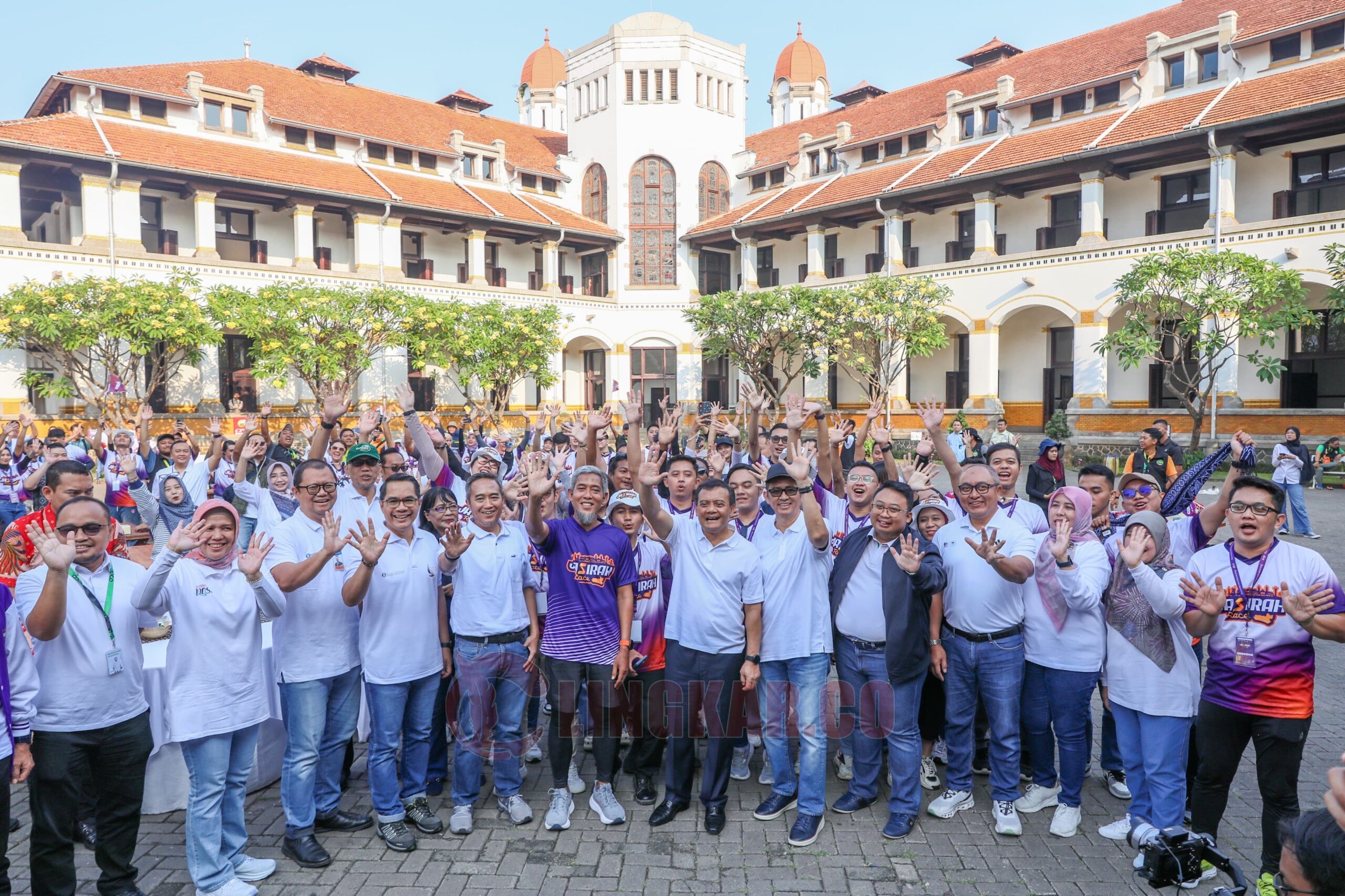 Pelepasan peserta Jasirah Race oleh Gubernur Jateng, Ahmad Lutfi, Komisaris KAI Kanjeng Gusti Pangeran Adipati Arya (KGPAA) Mangkunegara X, dan Kepala Perwakilan BI Prov Jateng Rahmad Dwisaputra. (dok Pemprov Jateng)