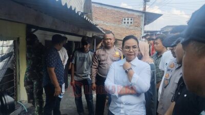Wali Kota Semarang, Agustina Wilujeng Pramestuti langsung menyambangi lokasi kebakaran di Jalan Pesanggrahan Raya, Kelurahan Mlatibaru, Kota Semarang. (dok Alan Henry)