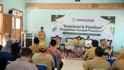 Wakil Wali Kota Semarang, Iswar Aminuddin saat membuka Sosialisasi dan Pelatihan Pengelolaan Sampah Pesantren di Ponpes Al Itqon, Pedurungan, Semarang. (dok Pemkot Semarang)