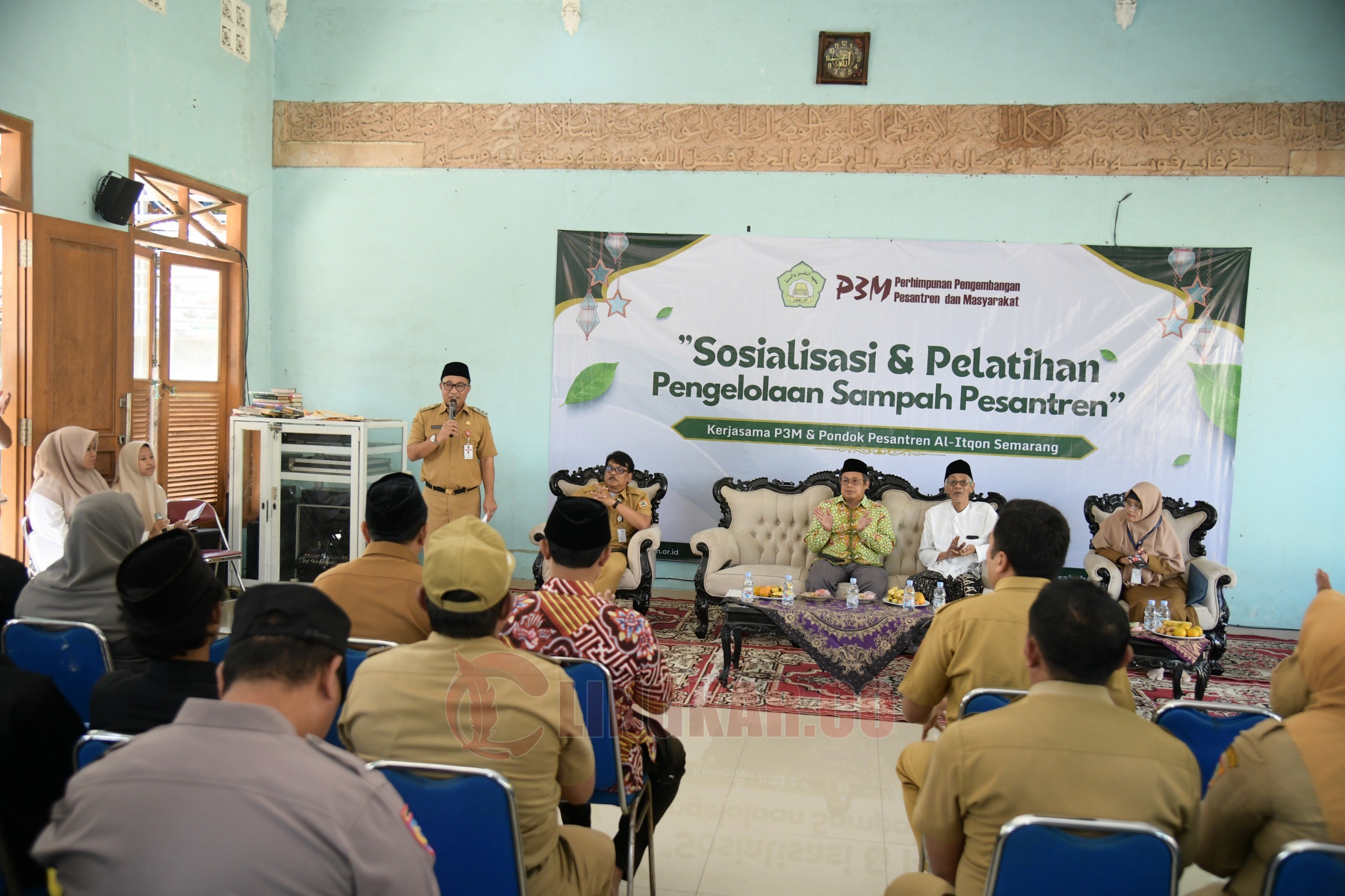 Wakil Wali Kota Semarang, Iswar Aminuddin saat membuka Sosialisasi dan Pelatihan Pengelolaan Sampah Pesantren di Ponpes Al Itqon, Pedurungan, Semarang. (dok Pemkot Semarang)
