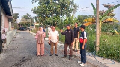 Penjabat Sekretaris Daerah (Pj Sekda) Kota Semarang, Budi Prakosa tinjau lokasi persoalan sampahdi Rowosari. (dok Pemkot Semarang)