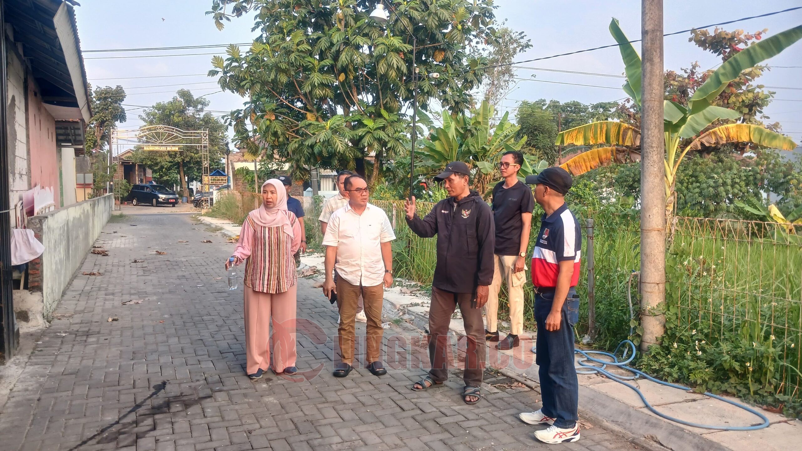Penjabat Sekretaris Daerah (Pj Sekda) Kota Semarang, Budi Prakosa tinjau lokasi persoalan sampahdi Rowosari. (dok Pemkot Semarang)