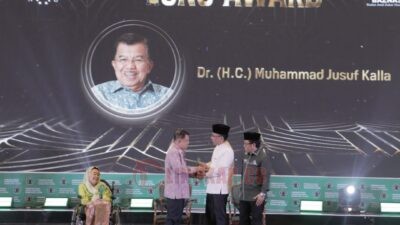 Jusuf Kalla saat menerima penghargaan penghargaan sebagai Bapak Rekonsiliasi Nasional dalam Ikatan Sarjana Nahdlatul Ulama (ISNU) Award 2025 di Hotel Bidakara, Jakarta, Kamis (31/7/2025).