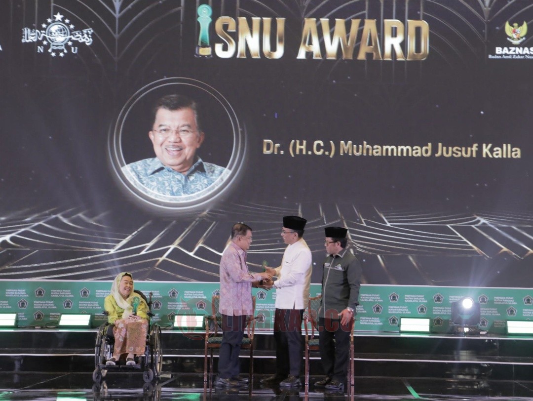 Jusuf Kalla saat menerima penghargaan penghargaan sebagai Bapak Rekonsiliasi Nasional dalam Ikatan Sarjana Nahdlatul Ulama (ISNU) Award 2025 di Hotel Bidakara, Jakarta, Kamis (31/7/2025).