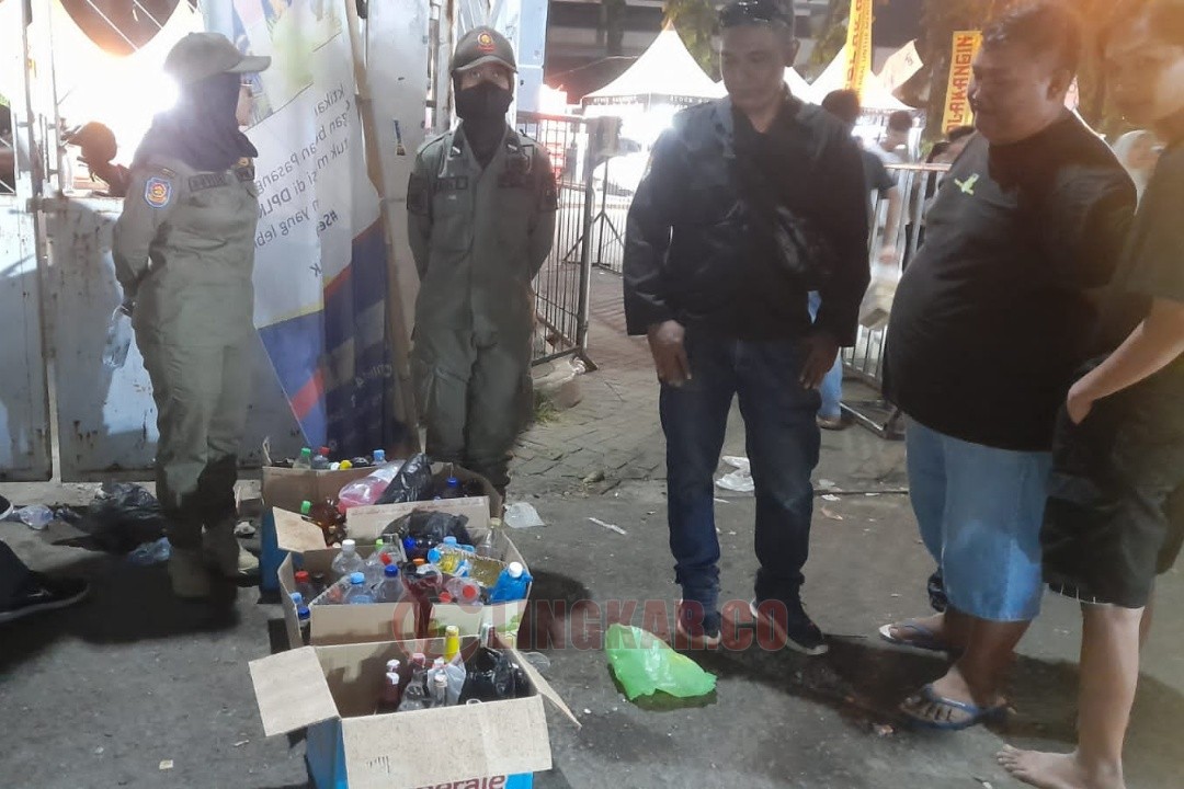 Lakukan Skrining di Pintu Masuk Kendal Open Fair, Satpol PP Temukan Ratusan Miras Dibawa Pengunjung
