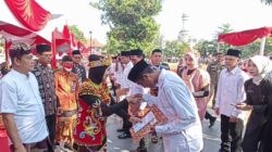 Bupati Kendal Dyah Kartika Permanasari saat menyerahkan remisi secara simbolis kepada warga binaan pemasyarakatan seusai upacara peringatan Hari HUT Kemerdekaan ke-80 Republik Indonesia di Alun-Alun Kendal, Minggu (17/8/2025) pagi. Foto: Yoedhi/Lingkar.co