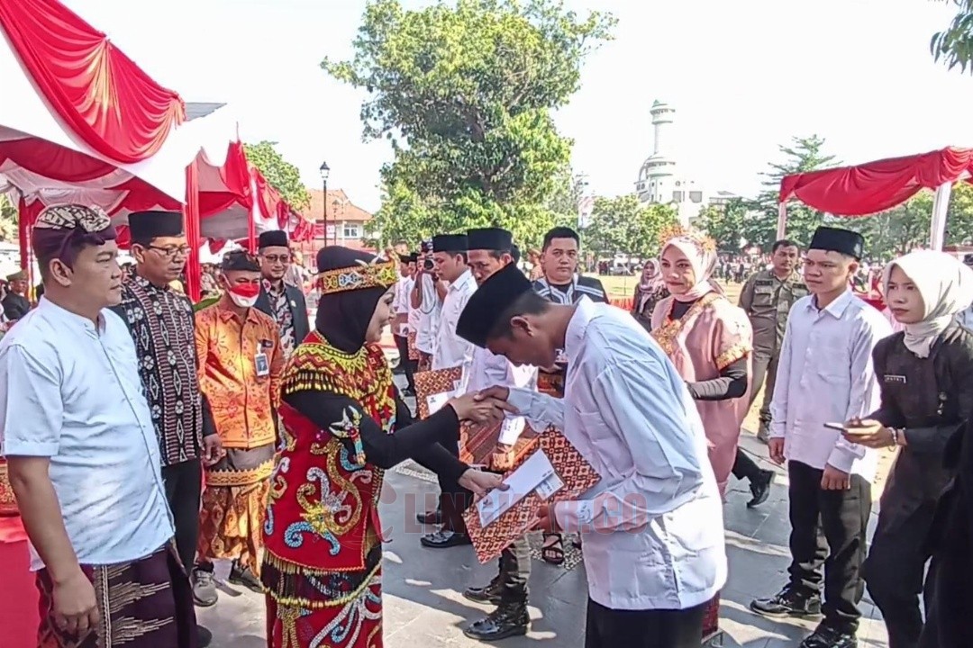 Bupati Kendal Dyah Kartika Permanasari saat menyerahkan remisi secara simbolis kepada warga binaan pemasyarakatan seusai upacara peringatan Hari HUT Kemerdekaan ke-80 Republik Indonesia di Alun-Alun Kendal, Minggu (17/8/2025) pagi. Foto: Yoedhi/Lingkar.co