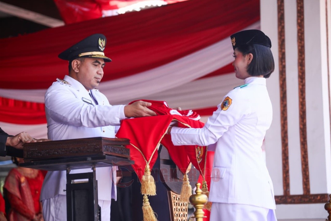 Wagub Jateng Taj Yasin Maimoen menjadi inspektur upacara (irup) pada pelaksanaan upacara HUT ke-80 Kemerdekaan Republik Indonesia di Kabupaten Pati pada Minggu 17 Agustus 2025. Foto: dokumentasi