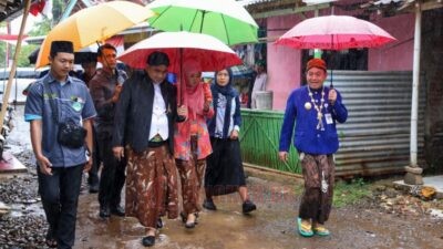 Wakil Gubernur Jawa Tengah Taj Yasin Maimoen saat meninjau rumah warga yang mendapatkan bantuan perbaikan RTLH di Kabupaten Pekalongan pada Selasa, 19 Agustus 2025. Foto: dokumentasi