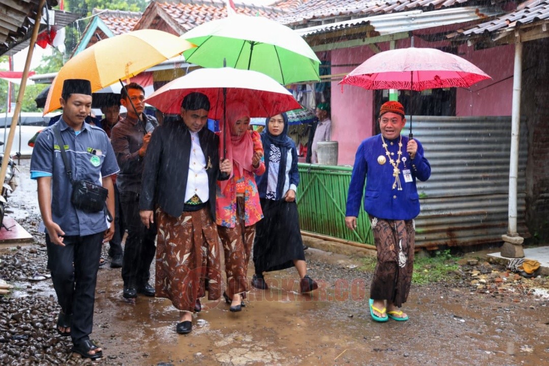 Wakil Gubernur Jawa Tengah Taj Yasin Maimoen saat meninjau rumah warga yang mendapatkan bantuan perbaikan RTLH di Kabupaten Pekalongan pada Selasa, 19 Agustus 2025. Foto: dokumentasi