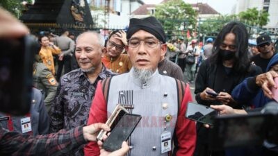 Sekda Jateng Sumarno saat diwawancarai oleh sejumlah wartawan. Foto: dokumentasi