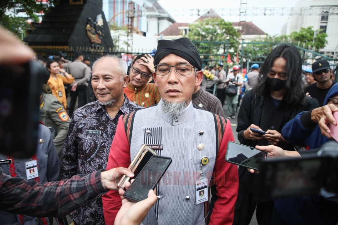 Sekda Jateng Sumarno saat diwawancarai oleh sejumlah wartawan. Foto: dokumentasi