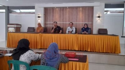 Pembekalan keterampilan pemasaran digital, termasuk pemanfaatan platform online di Aula Kecamatan Weleri, Selasa 19 Agustus 2025. Foto: Yoedhi/Lingkar.co