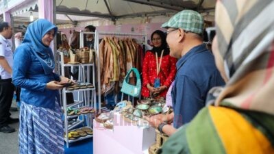 Ketua TP PKK Jateng Nawal Arafah Yasin saat mengunjungi gerai yang dikelola oleh Dewan Kerajinan Nasional Daerah (Deskranada) Kabupaten Semarang.di halaman kantor Gubernuran. Foto: dokumentasi