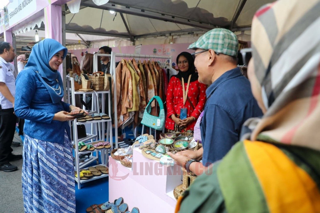 Ketua TP PKK Jateng Nawal Arafah Yasin saat mengunjungi gerai yang dikelola oleh Dewan Kerajinan Nasional Daerah (Deskranada) Kabupaten Semarang.di halaman kantor Gubernuran. Foto: dokumentasi