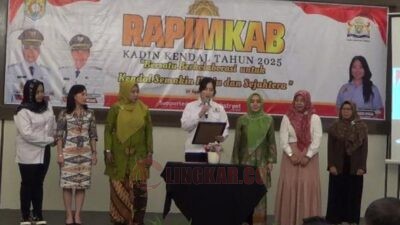 KENDAL – Kamar Dagang dan Industri (Kadin) Indonesia Kabupaten Kendal secara resmi mendeklarasikan gerakan Perempuan untuk Kendal Berdaya dalam Rapat Pimpinan Kabupaten Kadin Kendal 2025 yang digelar di Hotel Sae Inn, Kendal. Deklarasi ini menjadi langkah strategis Kadin Kendal untuk menggerakkan program pemberdayaan Usaha Mikro, Kecil, dan Menengah (UMKM) berbasis perempuan. Ketua Kadin Kendal, Fransisca Cokro Handoko, menegaskan bahwa program ini akan diwujudkan melalui Kadin Peduli dengan fokus pada pelatihan UMKM bagi kaum perempuan. “Kadin Kendal adalah mitra sejati Pemkab Kendal dalam membangun kemandirian. Setiap program Kadin selalu selaras dengan visi dan misi Pemkab Kendal,” ujarnya. Selain mendukung UMKM, Kadin Kendal juga mendorong optimalisasi ekspor produk unggulan daerah. Untuk itu, Kadin akan menyelenggarakan pelatihan ekspor bekerja sama dengan Exim Bank, termasuk penyediaan pendanaan bagi pelaku usaha. Dukungan terhadap langkah ini juga datang dari Kadin Provinsi Jawa Tengah. Pengurus Kadin Jateng, Cahyanto, menyampaikan bahwa pihaknya terus memotivasi Kadin di seluruh Jawa Tengah, termasuk Kendal, agar mampu memberikan dampak luas bagi perkembangan ekonomi daerah. “Kadin Kendal perlu berkolaborasi dengan Pemda agar visi misi pembangunan daerah dapat berjalan seiring,” ujarnya. Sementara itu, Penjabat Sekretaris Daerah Kendal, Agus Dwi Lestari, menekankan pentingnya sinergi Kadin dengan pemerintah daerah. Ia menyampaikan, Bupati Kendal memberikan dukungan penuh kepada Kadin untuk menjadi jembatan komunikasi antara dunia usaha dan pemerintah daerah. Program Perempuan Berdaya digadang sebagai inovasi Kadin Kendal dalam membangun sinergi bersama seluruh pemangku kepentingan. Melalui peran aktif Kadin, lembaga perempuan diharapkan dapat bekerja sama dengan pengusaha dan pemerintah demi kemajuan Kabupaten Kendal.
