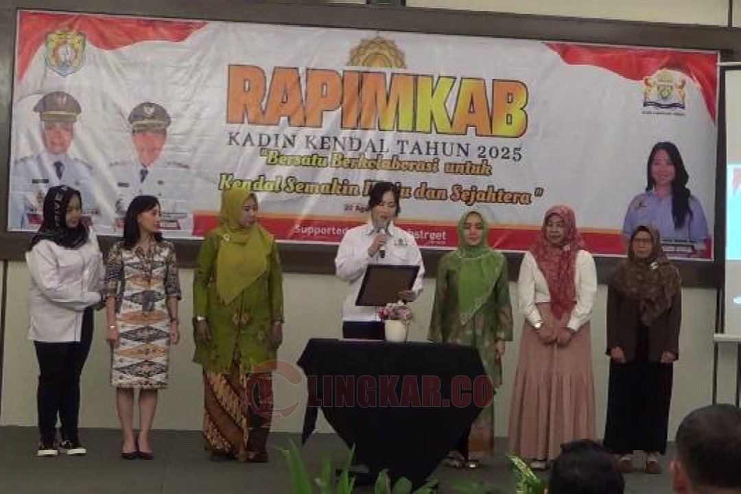 KENDAL – Kamar Dagang dan Industri (Kadin) Indonesia Kabupaten Kendal secara resmi mendeklarasikan gerakan Perempuan untuk Kendal Berdaya dalam Rapat Pimpinan Kabupaten Kadin Kendal 2025 yang digelar di Hotel Sae Inn, Kendal. Deklarasi ini menjadi langkah strategis Kadin Kendal untuk menggerakkan program pemberdayaan Usaha Mikro, Kecil, dan Menengah (UMKM) berbasis perempuan. Ketua Kadin Kendal, Fransisca Cokro Handoko, menegaskan bahwa program ini akan diwujudkan melalui Kadin Peduli dengan fokus pada pelatihan UMKM bagi kaum perempuan. “Kadin Kendal adalah mitra sejati Pemkab Kendal dalam membangun kemandirian. Setiap program Kadin selalu selaras dengan visi dan misi Pemkab Kendal,” ujarnya. Selain mendukung UMKM, Kadin Kendal juga mendorong optimalisasi ekspor produk unggulan daerah. Untuk itu, Kadin akan menyelenggarakan pelatihan ekspor bekerja sama dengan Exim Bank, termasuk penyediaan pendanaan bagi pelaku usaha. Dukungan terhadap langkah ini juga datang dari Kadin Provinsi Jawa Tengah. Pengurus Kadin Jateng, Cahyanto, menyampaikan bahwa pihaknya terus memotivasi Kadin di seluruh Jawa Tengah, termasuk Kendal, agar mampu memberikan dampak luas bagi perkembangan ekonomi daerah. “Kadin Kendal perlu berkolaborasi dengan Pemda agar visi misi pembangunan daerah dapat berjalan seiring,” ujarnya. Sementara itu, Penjabat Sekretaris Daerah Kendal, Agus Dwi Lestari, menekankan pentingnya sinergi Kadin dengan pemerintah daerah. Ia menyampaikan, Bupati Kendal memberikan dukungan penuh kepada Kadin untuk menjadi jembatan komunikasi antara dunia usaha dan pemerintah daerah. Program Perempuan Berdaya digadang sebagai inovasi Kadin Kendal dalam membangun sinergi bersama seluruh pemangku kepentingan. Melalui peran aktif Kadin, lembaga perempuan diharapkan dapat bekerja sama dengan pengusaha dan pemerintah demi kemajuan Kabupaten Kendal.