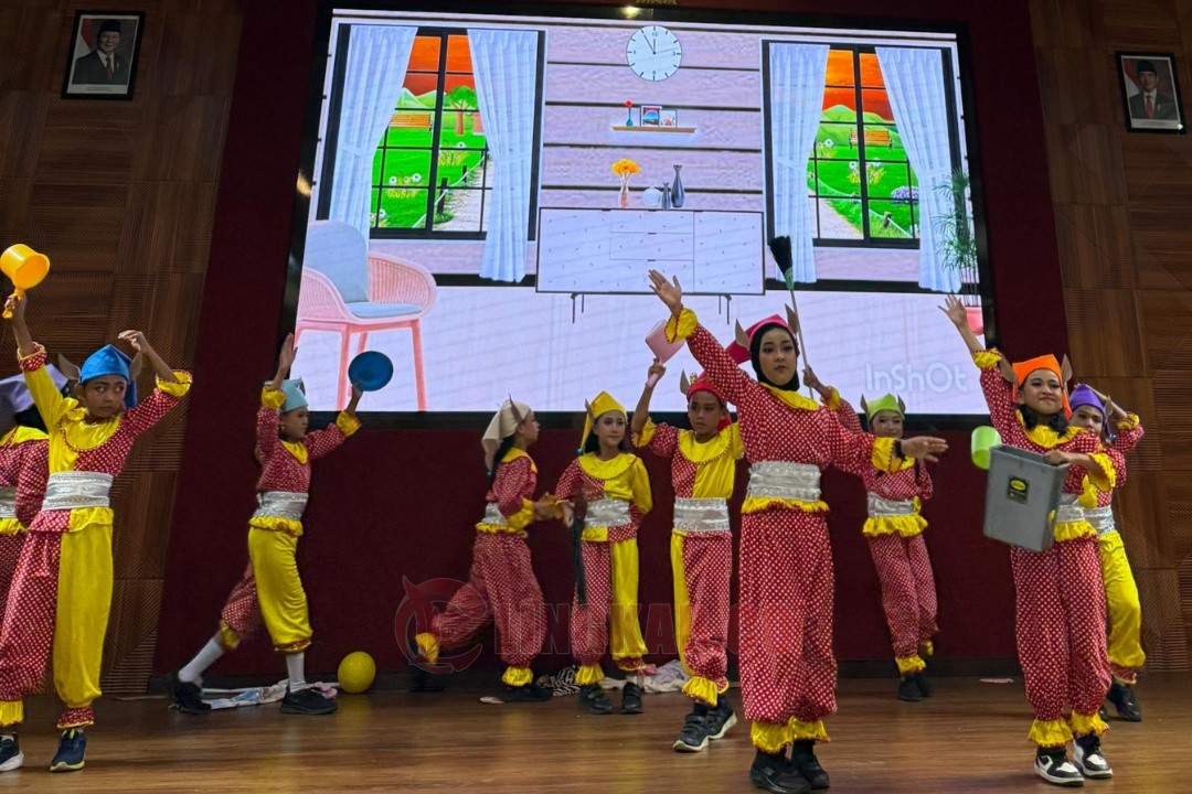 Salah satu kelompok peserta Smart Health Challengges saat tampil di aula UDD PMI Kota Semarang. Foto: istimewa